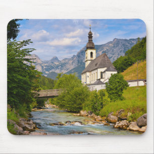 Bergkirche mit Flusslandschaft Mousepad