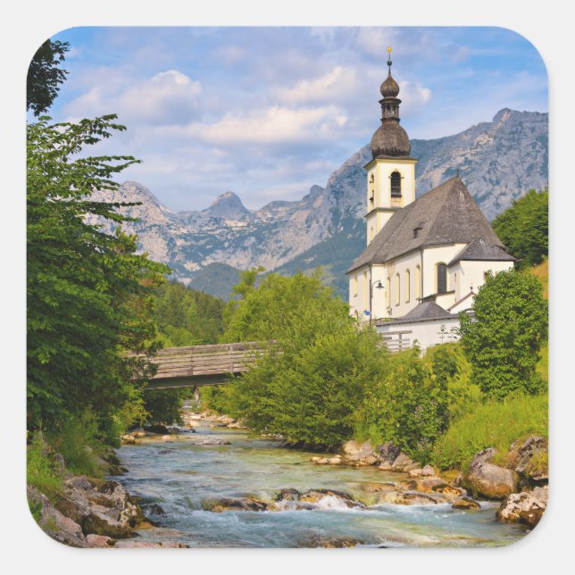 Bergkirche mit Flusslandschaft Quadratischer Aufkleber (Vorderseite)