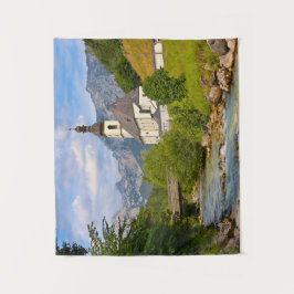 Bergkirche mit Flusslandschaft Wandteppich