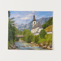 Bergkirche mit Flusslandschaft