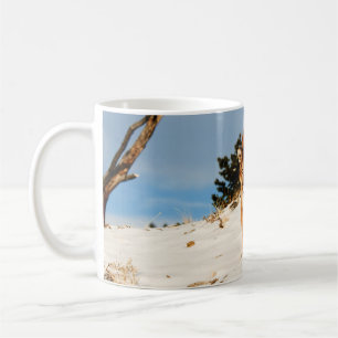 Berglauf auf einem schneebedeckten Hügel Kaffeetasse