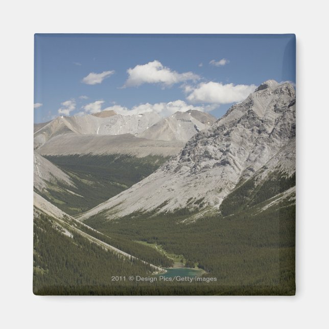 Bergsee in einem Tal mit blauem Himmel Magnet (Vorne)