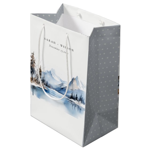 Bergsee Winterschnee Landschaft Hochzeit Mittlere Geschenktüte (Rückseite Schrägansicht)