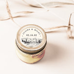 Bergskizze | Personalisierte Hochzeit Runder Aufkleber<br><div class="desc">Rustikale,  schicke Aufkleber für Ihre Hochzeit im Freien,  Wald oder Abenteuer bieten eine handgezeichnete Darstellung von Berggipfeln,  Kiefern und einem fließenden Fluss,  mit Ihren Namen und Hochzeitstag in Blockschrift.</div>