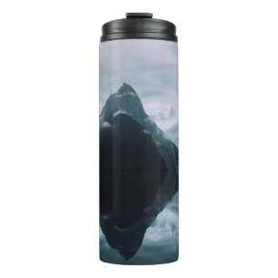 BERGSPIEGEL AUF DEM WASSERKÖRPER THERMOSBECHER
