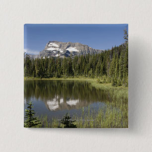 Bergspitze reflektiert in einem See Button