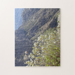 Bergtal mit ruhigen Blüten Puzzle