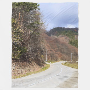 Bergwaldstraße - Wilde Natur Rumänien Fleecedecke