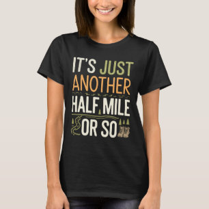 Bergwandern Lustig Es Ist Nur Ein Halber Kilometer T-Shirt