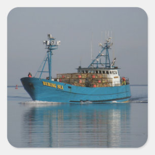 Bering Sea, Crab Boat im niederländischen Hafen, A Quadratischer Aufkleber