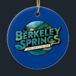 Berkeley Springs Illustration Travel Logo Keramik Ornament<br><div class="desc">Berkeley Springs retro Vektor Reise Design. Die Berkeley Springs,  eingebettet in die West Virginia-Berge,  hat Besucher zu ihren natürlichen heißen Quellen und ihrer einzigartigen künstlerischen Kultur angezogen.</div>