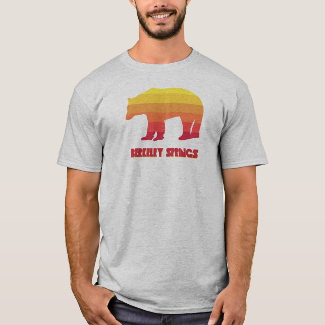 Berkeley Springs West Virginia Rainbow Bear T-Shirt (Vorderseite)