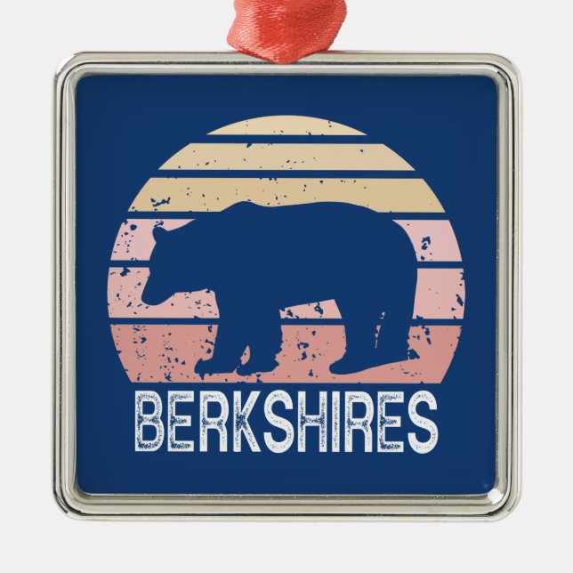 Berkshires Retro Bear Ornament Aus Metall (Vorne)