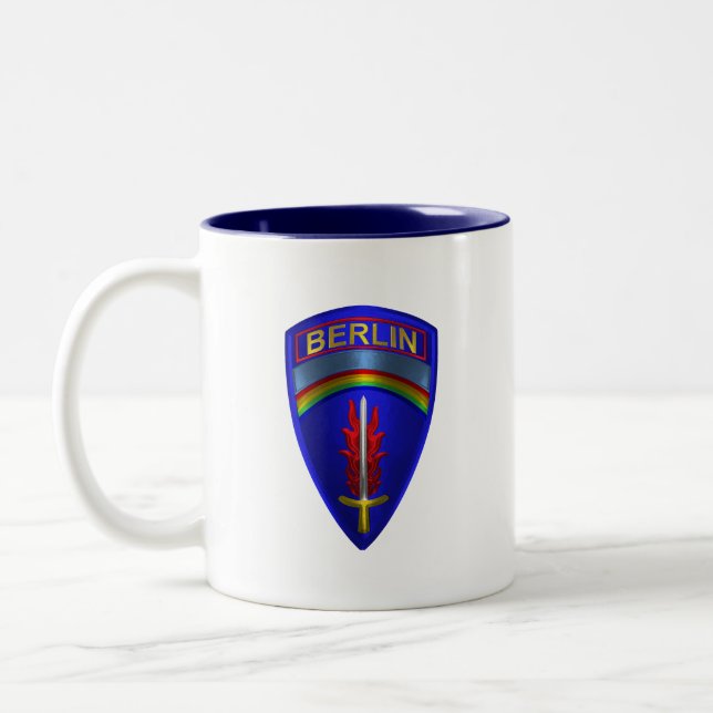 Berlin Brigade Zweifarbige Tasse (Links)