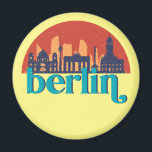 Berlin Deutschland City Skyline Retro City Art Magnet<br><div class="desc">Vintages und retro City Design mit wunderschöner Skyline, touristischer Attraktion und Stadtbild. Cooler Wolkenkratzer und Gebäude Silhouette Illustrationen für Touristen und Reisende. Ideal als Souvenir, um Zuhause zu bringen, wenn Sie durch die Welt reisen. Rett die Erinnerung an deine Reise und Ferien mit Familie und Freunden. Die Hintergrundfarbe kann auf...</div>