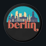 Berlin Deutschland City Skyline Vintag Cityscape Magnet<br><div class="desc">Vintages und retro City Design mit wunderschöner Skyline, touristischer Attraktion und Stadtbild. Cooler Wolkenkratzer und Gebäude Silhouette Illustrationen für Touristen und Reisende. Ideal als Souvenir, um Zuhause zu bringen, wenn Sie durch die Welt reisen. Rett die Erinnerung an deine Reise und Ferien mit Familie und Freunden. Die Hintergrundfarbe kann auf...</div>