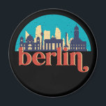 Berlin Deutschland City Skyline Vintag Cityscape Magnet<br><div class="desc">Vintages und retro City Design mit wunderschöner Skyline, touristischer Attraktion und Stadtbild. Cooler Wolkenkratzer und Gebäude Silhouette Illustrationen für Touristen und Reisende. Ideal als Souvenir, um Zuhause zu bringen, wenn Sie durch die Welt reisen. Rett die Erinnerung an deine Reise und Ferien mit Familie und Freunden. Die Hintergrundfarbe kann auf...</div>