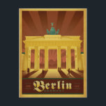 Berlin, Deutschland Postkarte<br><div class="desc">Anderson Design Group ist eine preisgekrönte Illustrations- und Designfirma in Nashville,  Tennessee. Der Gründer Joel Anderson leitet ein Team talentierter Künstler,  um originale Posterkunst zu kreieren,  die wie Vintage Werbedrucke von den 1920er bis 1960er Jahren aussieht.</div>