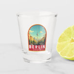 Berlin Deutschland Reisen Vintag Schnapsglas<br><div class="desc">Berlin Retrovektor-Reisedesign. Die Stadt ist bekannt für ihre Kunstszene und moderne Sehenswürdigkeiten wie die vergoldete Berliner Philharmonie,  die unter einem Swoop-Dach liegt.</div>