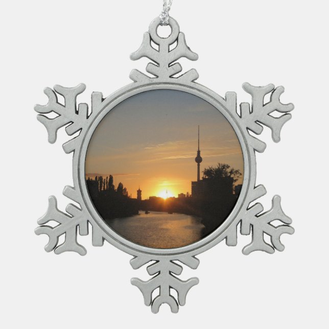 Berlin Deutschland Skyline Night Fernsehturm Schneeflocken Zinn-Ornament (Vorderseite)