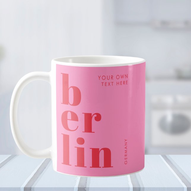 Berlin Deutschland Typografie rosa rot Kaffeetasse (Von Creator hochgeladen)