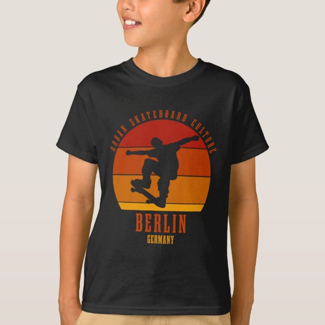 Berlin Germany Skateboarder Urn Skateboarding 3  T-Shirt (Vorderseite)