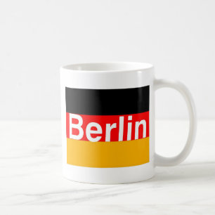 Berlin-Logo im Weiß auf deutscher Flagge Kaffeetasse