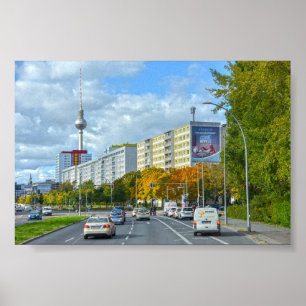 Berliner Fernsehturm und belebte Straße Poster