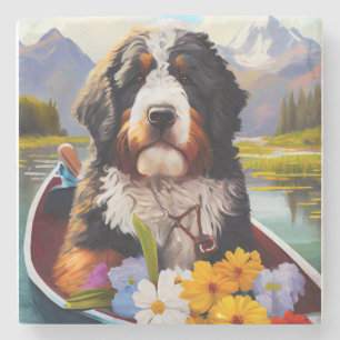 Bernedoodle auf einem Paddel: Ein landschaftliches Steinuntersetzer