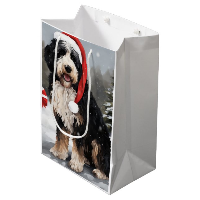 Bernedoodle Dog in Schnee Weihnachten Mittlere Geschenktüte (Vorderseite Schrägansicht)