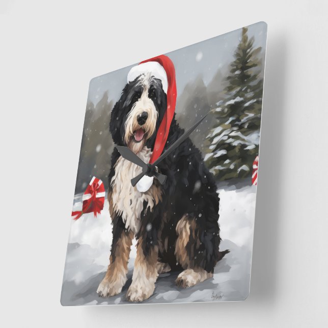 Bernedoodle Dog in Schnee Weihnachten Quadratische Wanduhr (Winkel)