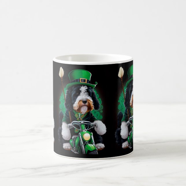 Bernedoodle Hund Fahrrad St. Patrick's Day Kaffeetasse (Mittel)
