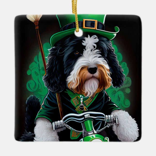 Bernedoodle Hund Fahrrad St. Patrick's Day Keramikornament (Vorderseite)