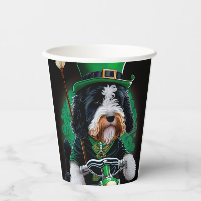 Bernedoodle Hund Fahrrad St. Patrick's Day Pappbecher (Vorderseite)