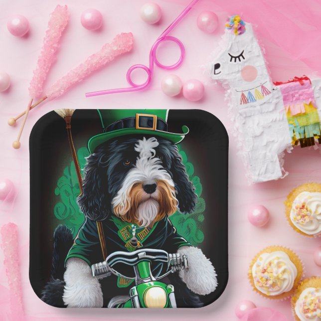 Bernedoodle Hund Fahrrad St. Patrick's Day Pappteller (Party)