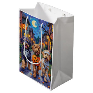 Bernedoodle Hunde beim Trick-or-Treat an Halloween Mittlere Geschenktüte