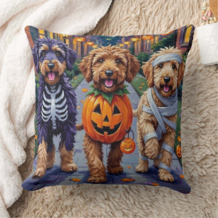 Bernedoodle Hunde Trick-or-Treating in Halloween C Kissen
