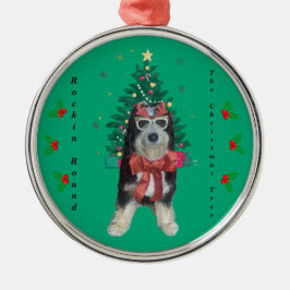 Bernedoodle im Weihnachtsoutfit rockt um den Baum Ornament Aus Metall