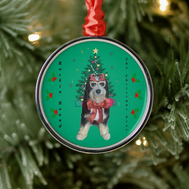 Bernedoodle in Christmas Outfit Rockin Round Tree Ornament Aus Metall (Baum)