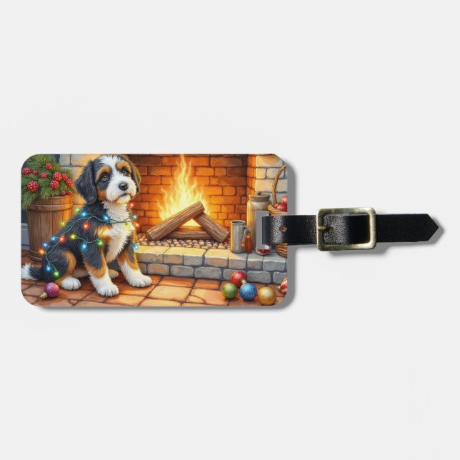 Bernedoodle Kamin mit Weihnachtslichtern Gepäckanhänger (Vorderseite horizontal)