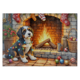 Bernedoodle Kamin mit Weihnachtslichtern Schneidebrett