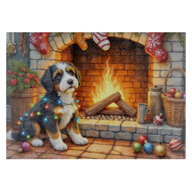 Bernedoodle Kamin mit Weihnachtslichtern Schneidebrett (Vorderseite)