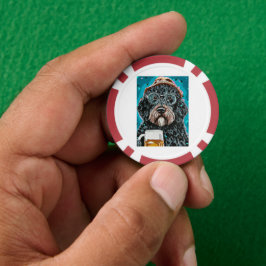 Bernedoodle mit einer Tasse Pokerchips