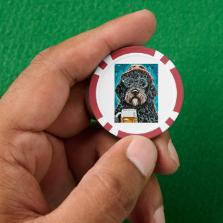 Bernedoodle mit einer Tasse Pokerchips