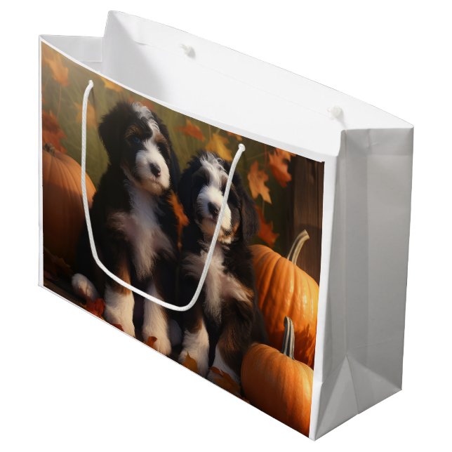 Bernedoodle Puppy Autumn Delight Pumpen Große Geschenktüte (Vorderseite Schrägansicht)