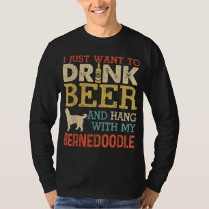 Bernedoodle-Vater trinkt Bier und hängt mit Hund l T-Shirt
