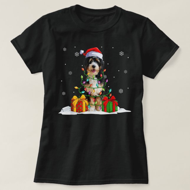 Bernedoodle Weihnachtsbaum Lichter Xmas Pajam T-Shirt (Design vorne)