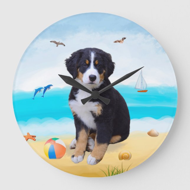 Bernese Mountain Dog am Strand Große Wanduhr (Vorderseite)