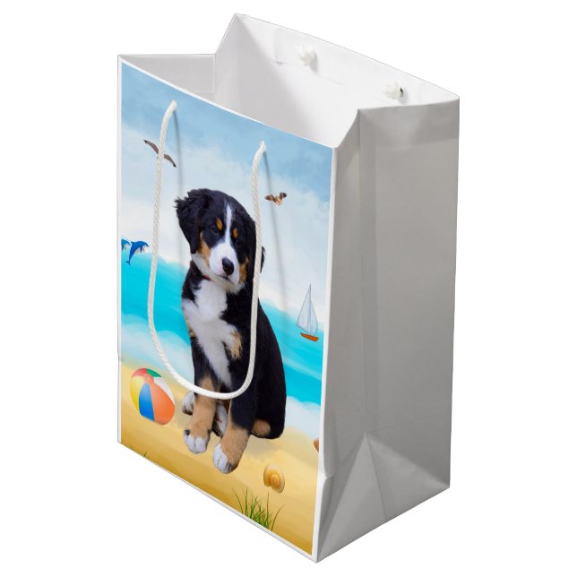 Bernese Mountain Dog am Strand Mittlere Geschenktüte (Vorderseite Schrägansicht)