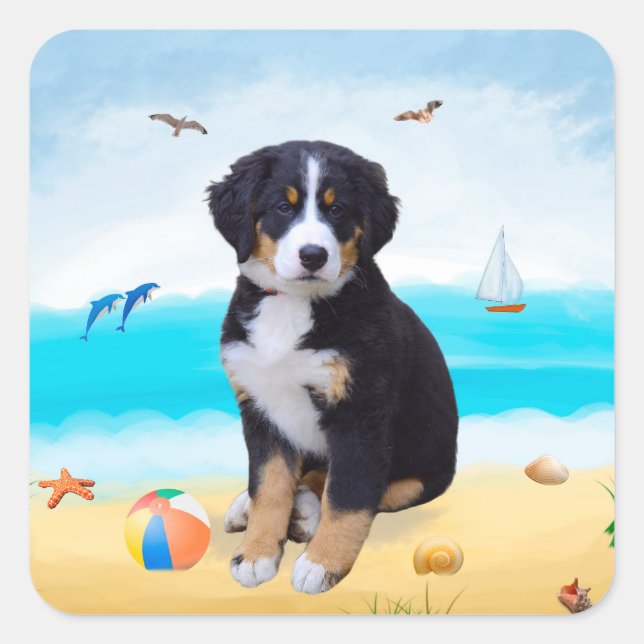 Bernese Mountain Dog am Strand Quadratischer Aufkleber (Vorderseite)